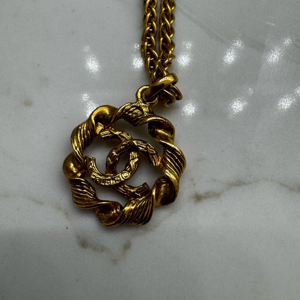 CHANEL Gold Twisted Pendant Necklace - Picture 5 of 11